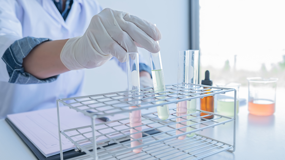 Eritrociti nelle urine: cause più comuni e quando preoccuparsi