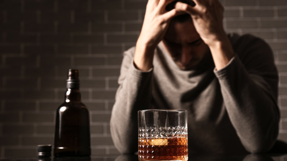 Come riconoscere i sintomi dell’alcolismo: segnali da non ignorare