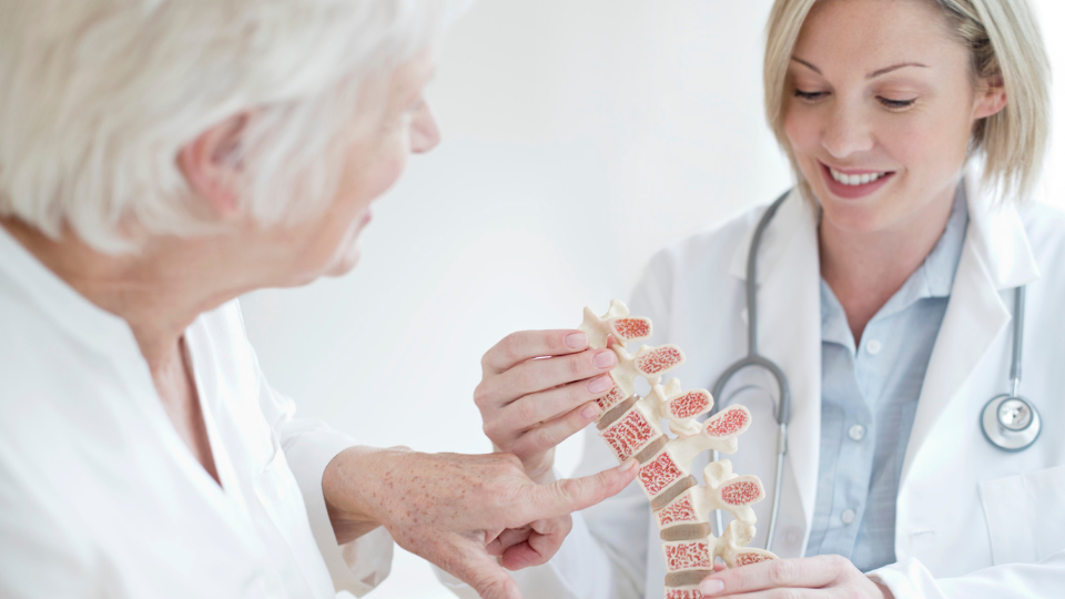 Ossa fragili? Prevenire e combattere l’osteoporosi è possibile